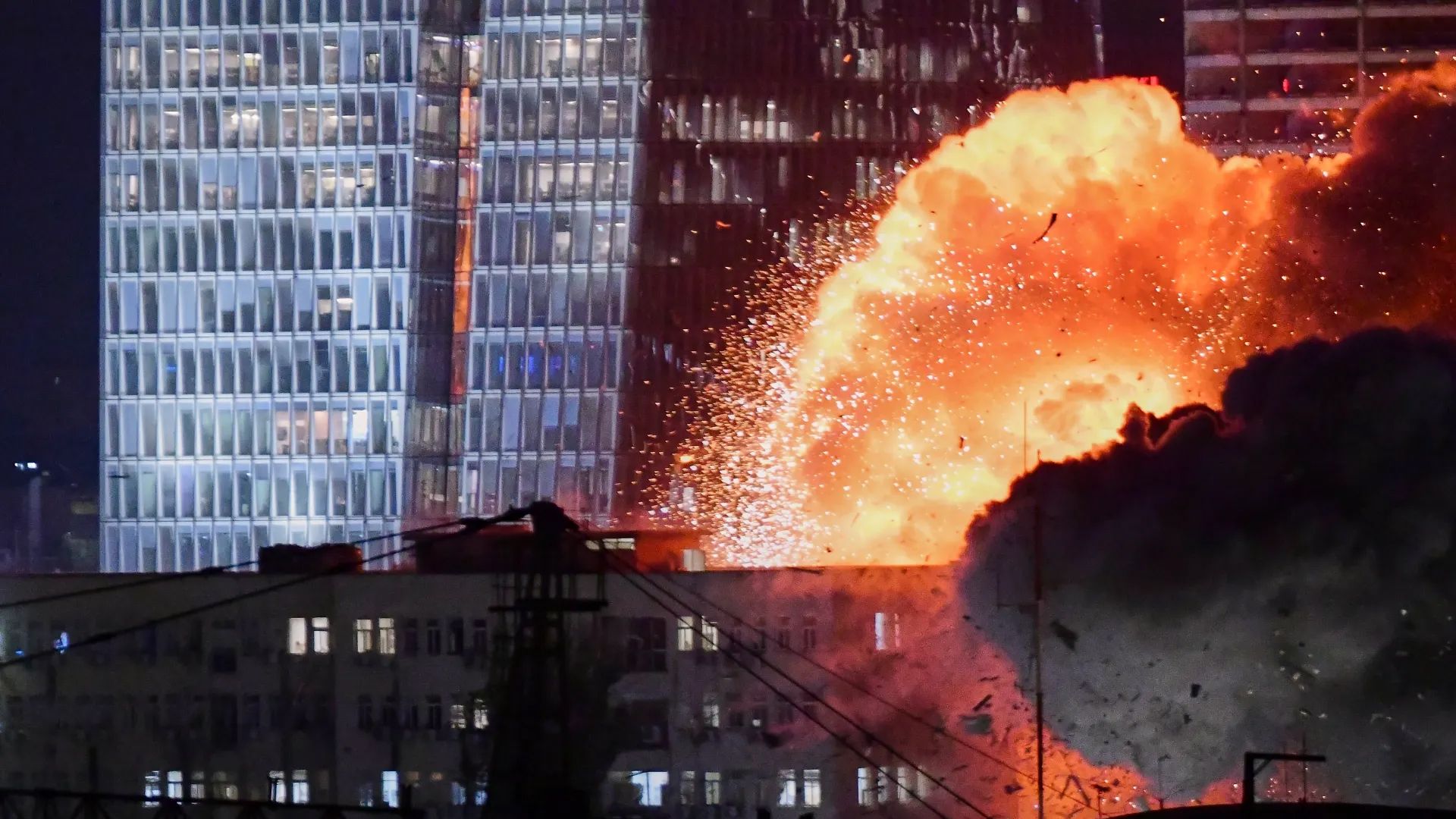 এবার মোসাদ কার্যালয়ে ক্ষেপণাস্ত্র হামলা ইরানের